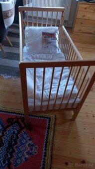 Dětská postýlka z tvrdého dreva