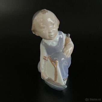 Royal Copenhagen Kodaň Soška Chlapeček s loďkou 10cm