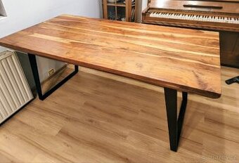 Masivní jídelní stůl z akácie