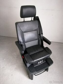 VW MULTIVAN otočná sedačka s dětskou sedačkou