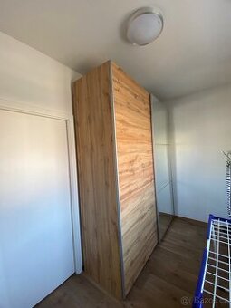 Prodám šatní skříň se zrcadlem – dekor dřeva