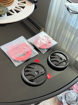 Znaky Škoda na kapotu a kufr - Top kvalita - Černé lesklé