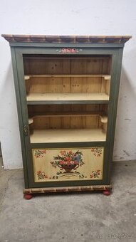 Malovaná vitrína