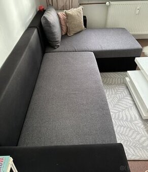 Prostorná rohová sedačka (šedo-černá) – pohodlná, ale s vada