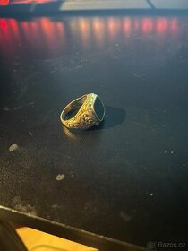 Starožitný zlatý prsten s českým onyxem