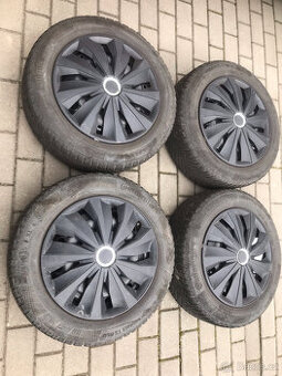 Prodám zimní pneu Continental 185/60 R15 obutá na plechových