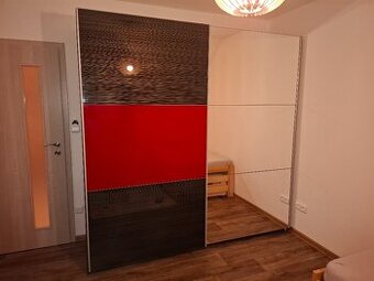 Šatní skříň s posuvnými dveřmi 220cm