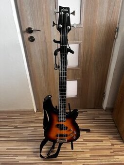 Baskytara Ashton Ab4 P+J i s pouzdrem.