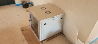 Nový datový rozvaděč Schrack 19" 12U (600×600 mm)