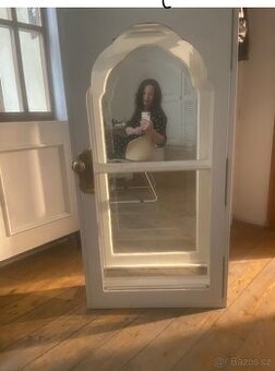 Umělecká závěsná vitrína