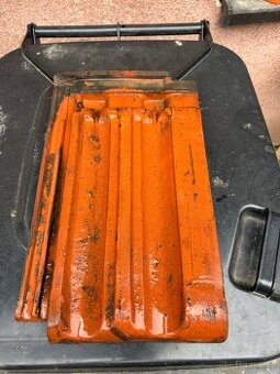 Střešní pálené tašky cca 500ks + hrebenace