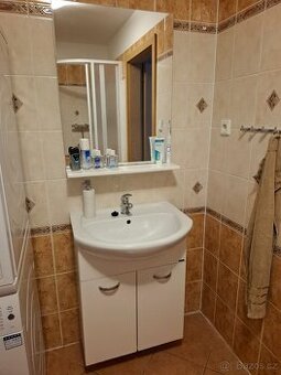Koupelnová skříňka a zrcadlo
