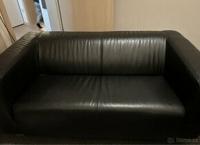 TOP zachovalý černý gauč