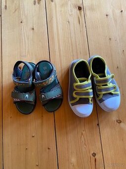 Sandálky a pláť. boty