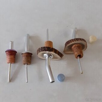 zátky, uzávěry, nálevky na lahve