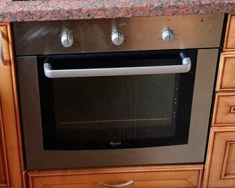 Horkovzdušnoá vestavná trouba značky Whirlpool