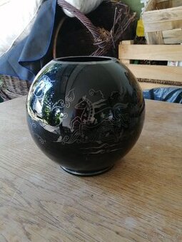 Černá kulatá váza