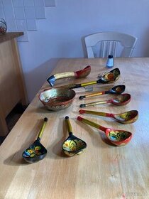 RUČNĚ MALOVANÝ SET 8 LŽÍC S MISKOU