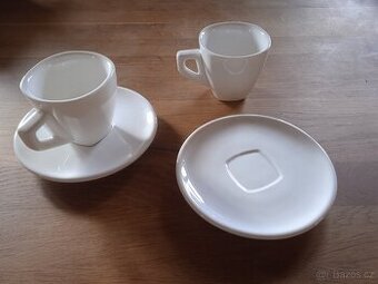 Hrnky s podšálky na kávu