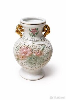 malá porcelánová vázička s prořezávaným dekorem
