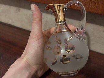 Skleněná karafa se zlatým zdobením