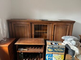 Skříňka s prosklenou prostřední vitrínou