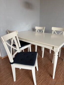 Rozkládací jídelní stůl s židlemi