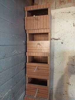 Prodám budky, Mníšek šedý