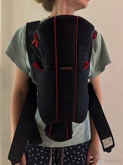 BabyBjörn nosítko černé s červenými detaily