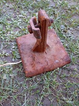 Držák na hromosvod na plochou střechu