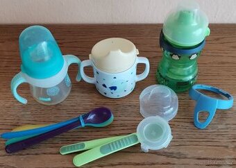 Lahvičky, hrníček a lžičky cca od 4 měsíců až do cca 3 let