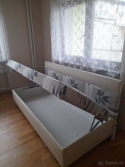 Postel s úložným prostorem