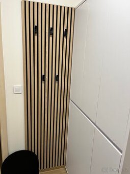 Akustický panel s věšáky