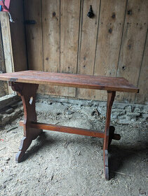 Zdobený dřevený stolek z masivu, lakovaný - 1
