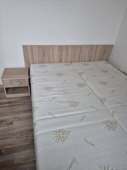 Postel 160×200, dva noční stolky a latexové matrací - 1