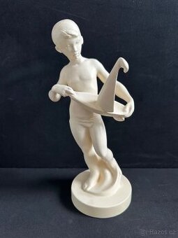 Soška chlapec s lodičkou