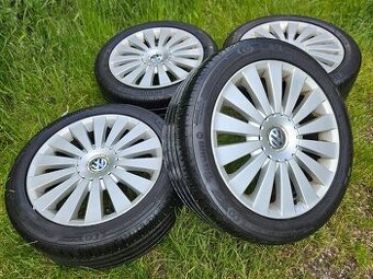 Kompletní letní orig. Alu kola VW MACAU - 235/45 R17 - 5x112