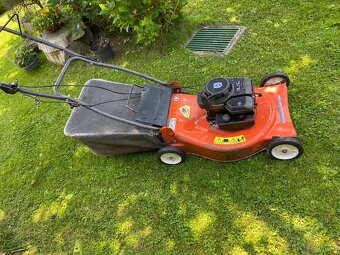 HUSGVARNA benzínová sekačkačku. HUZGVARNA