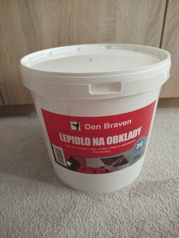 Lepidlo na obklady Den Braven
