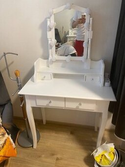 Prodám bílý kosmetický stolek se zrcadlem a osvětlením