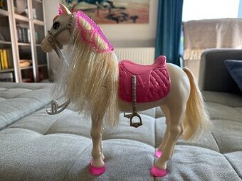 Barbie interaktivní kůň