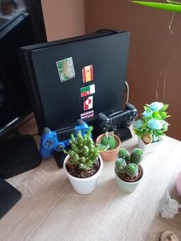 Prodám PS4 se dvěma ovládači a hry,kamera