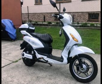 Elektroskútr E-Moped 80 km/h, 5,2kw ,BEZ nutnosti ŘP