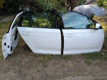 Rapid spaceback -dveře pravé přední poškozené, zrcátko A1