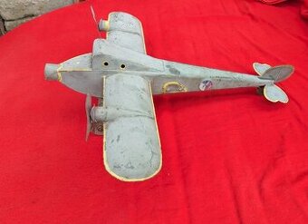 Stará plechová hračka z 1 republiky model letadla