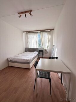 Pronájem — pokoj s trvalým pobytem pro pár na Hájích