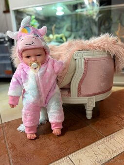 Realistická Reborn panenka v duhovém overálku N.O.V.Á.