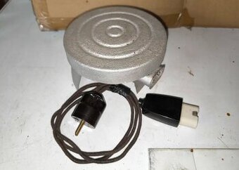 Velmi starý elektrický vařič s přívodním kabelem.