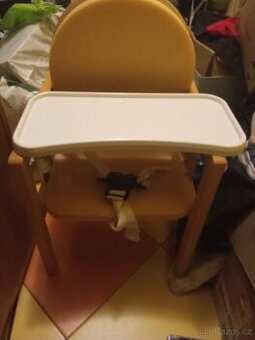Malý dřevěná židlička s jídelním půlrokem