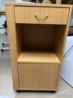 Noční stolek s jídelní deskou.